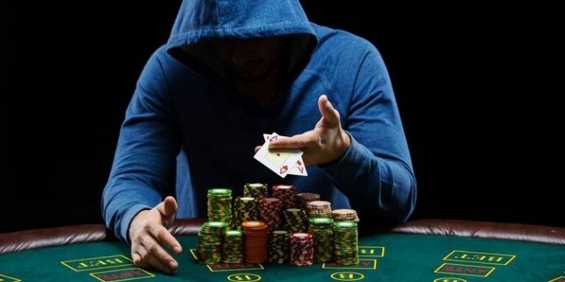 Đọc bài và đoán tâm lý đối thủ là kỹ năng quan trọng để trở thành ông trùm poker